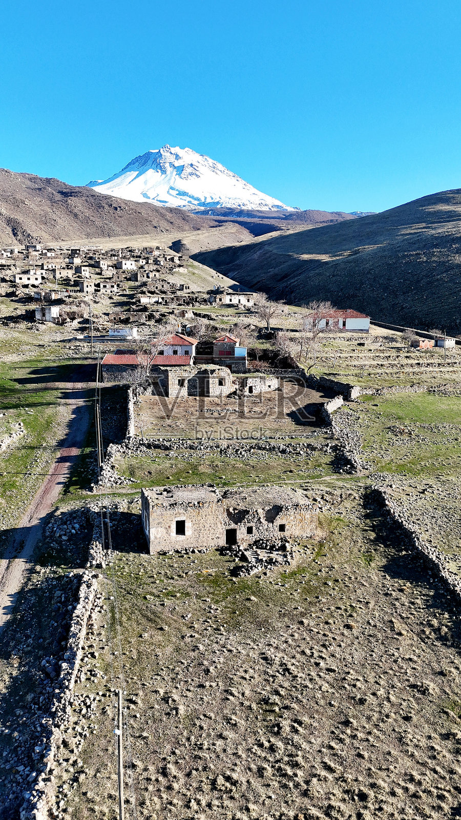 废弃的村庄和石头房屋（戈兹吕库尤村，阿克萨赖，土耳其）照片摄影图片