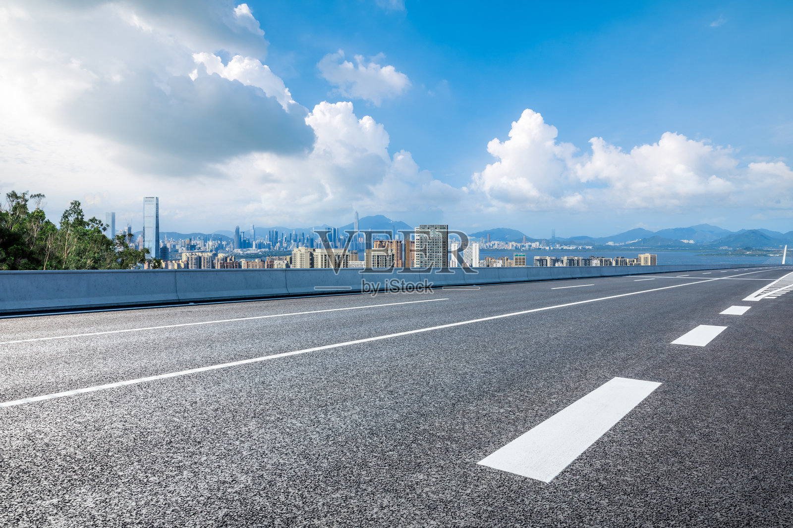 深圳现代建筑的城市天际线与沥青高速公路的风景照片摄影图片