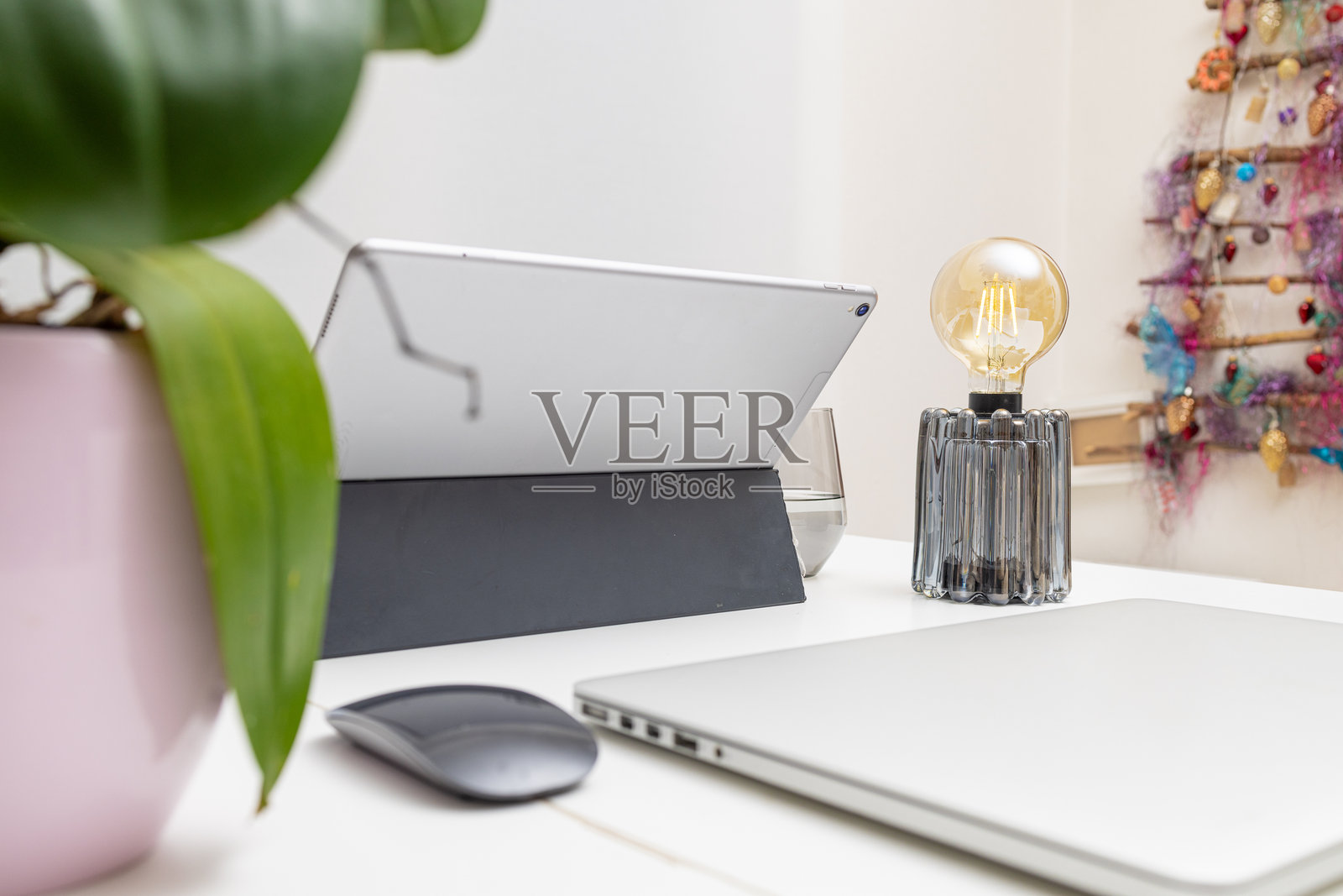 现代工作空间，配备数字设备和简约装饰照片摄影图片