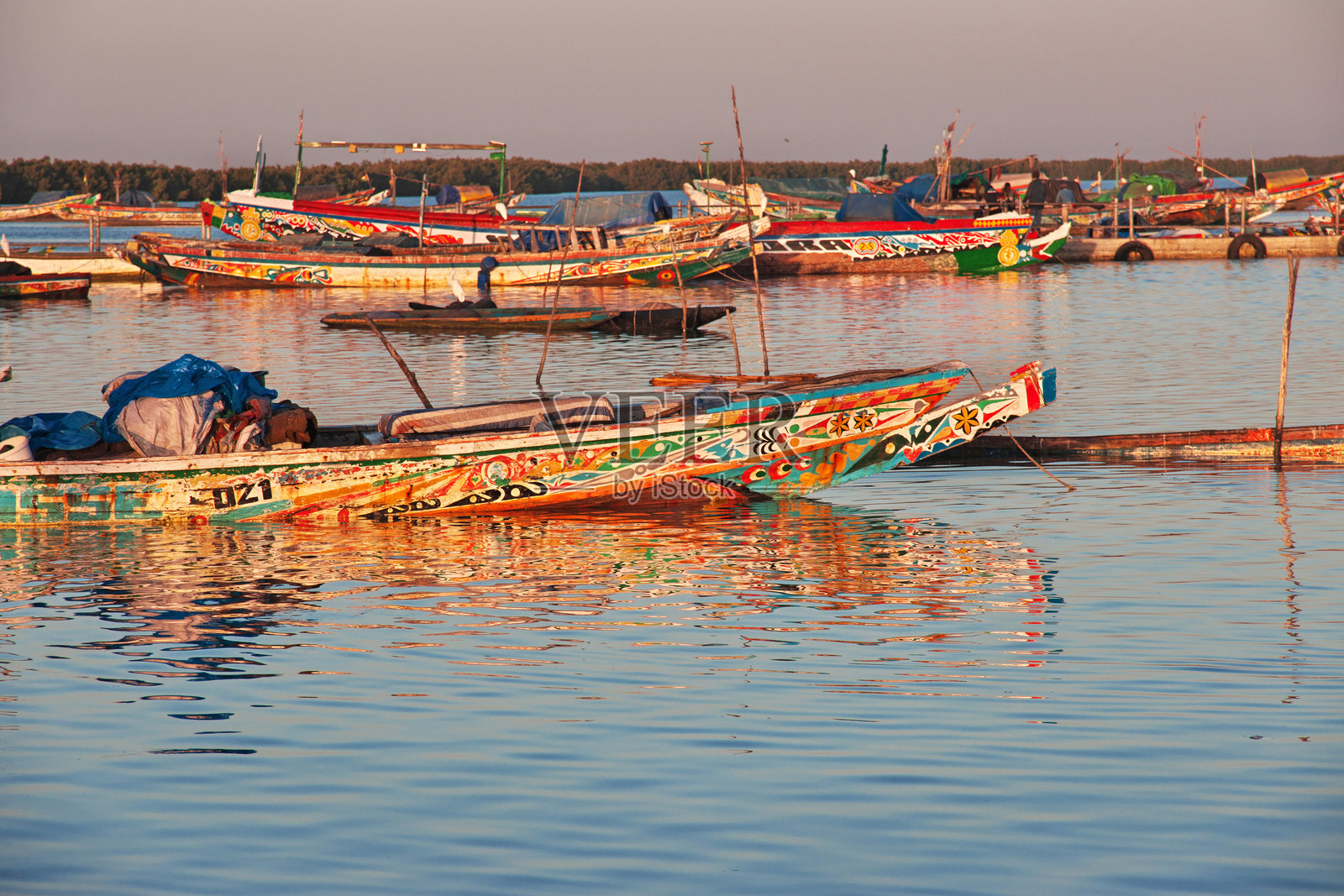 西非塞内加尔南部齐吉恩乔尔的河港照片摄影图片