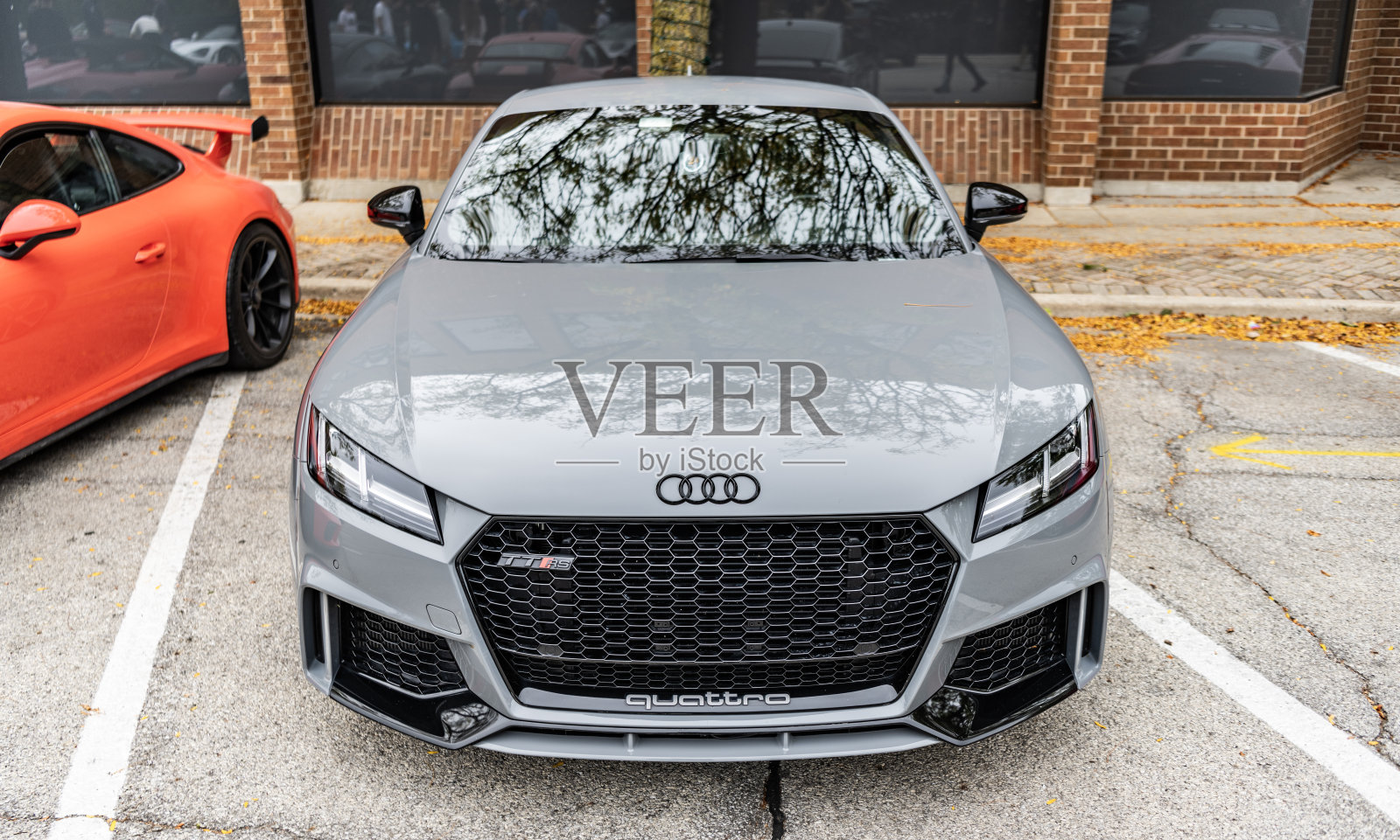 2018年灰色奥迪TTRS停在街道上。奥迪TTRS是一款德国跑车。照片摄影图片