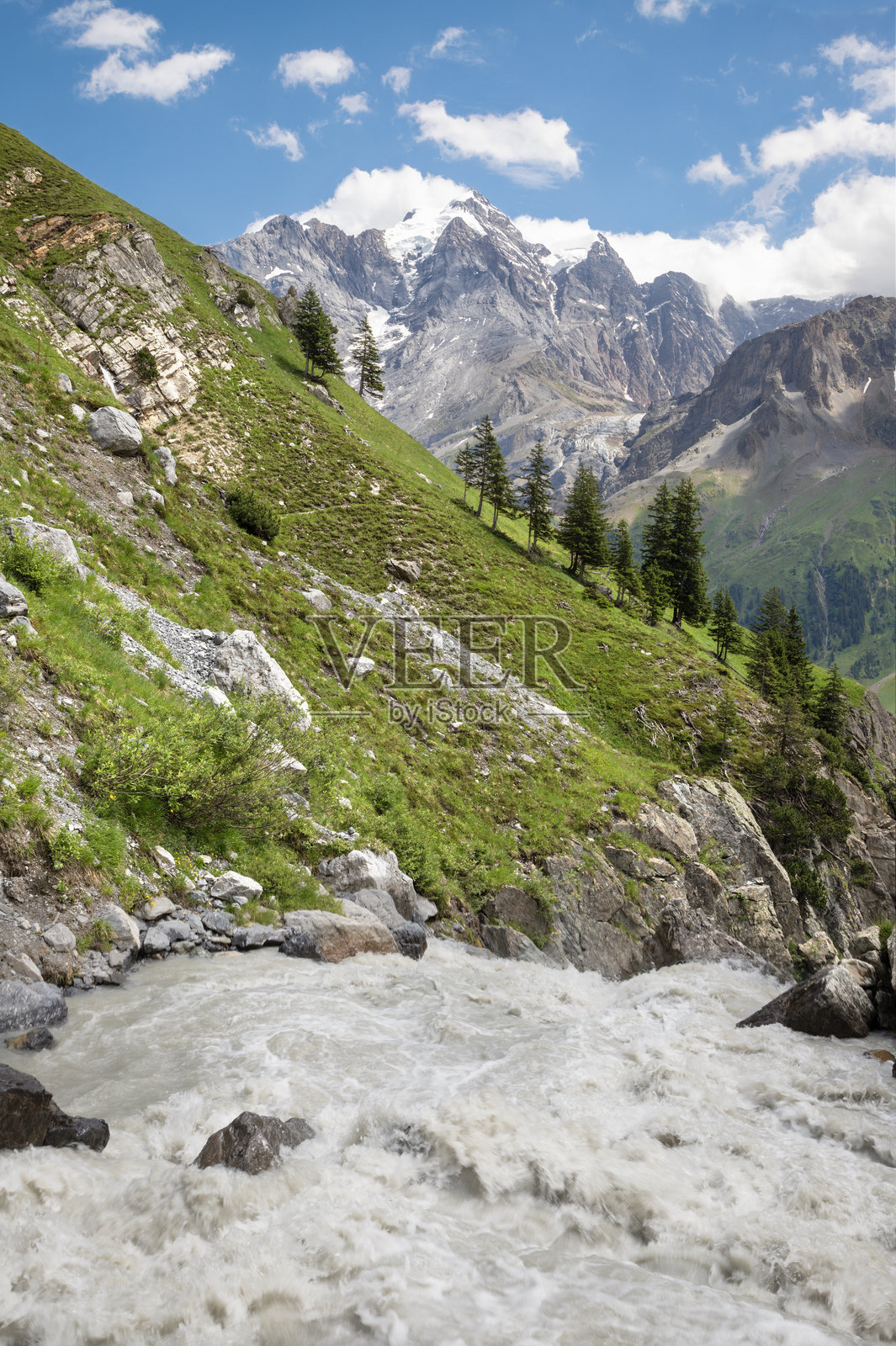 冰川溪流与尤尔峰、米塔霍恩峰和格罗斯霍恩峰在后劳特布伦嫩谷。照片摄影图片