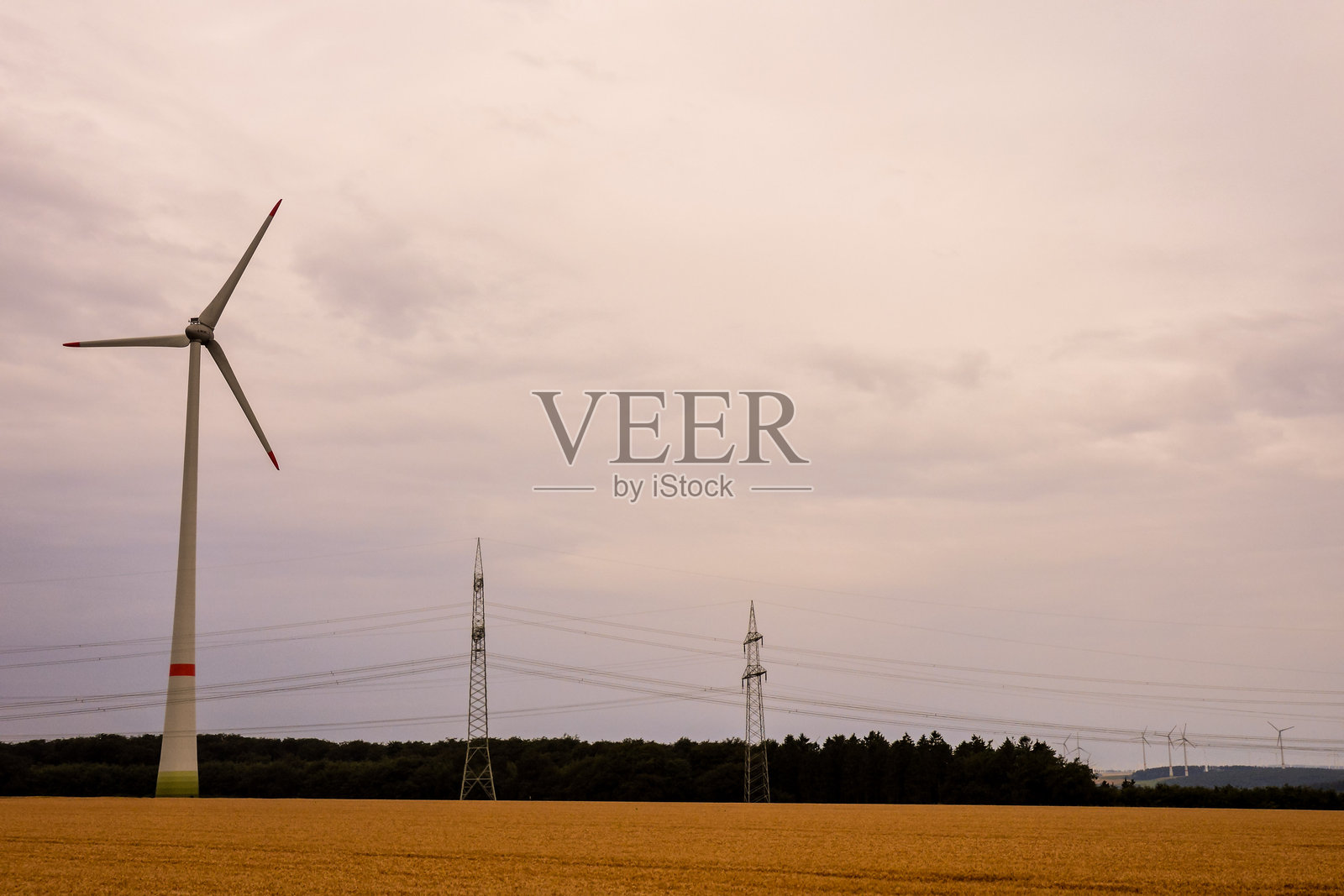 乡村耕作的田野景观照片摄影图片