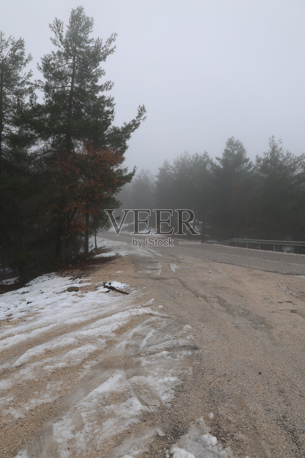 冬季山中的道路照片摄影图片