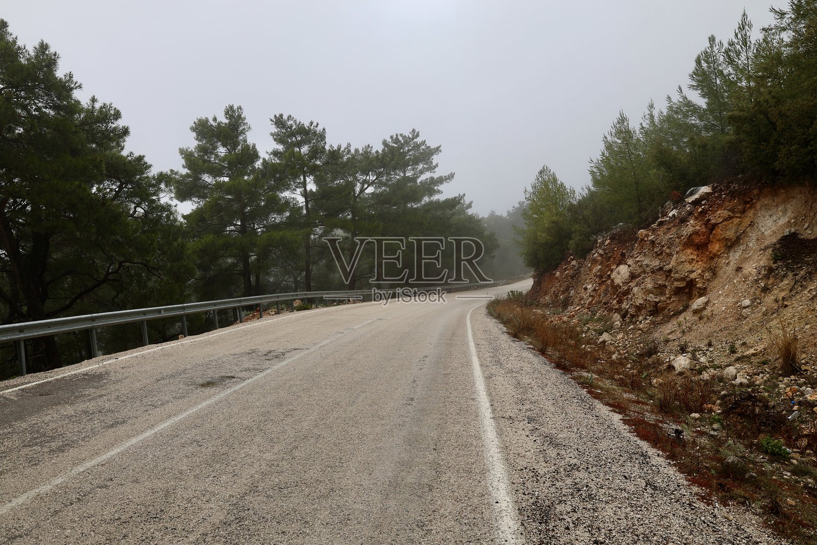 冬季山中的道路照片摄影图片