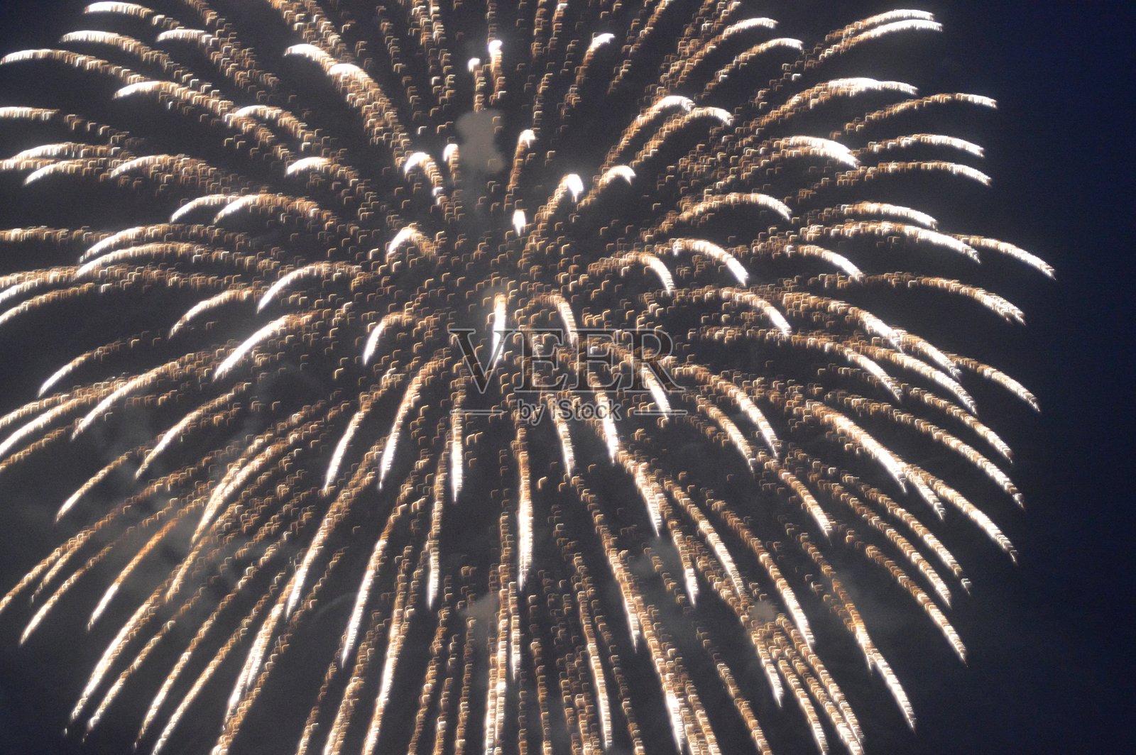 威尔士南部的香槟金色大型烟花爆炸照片摄影图片