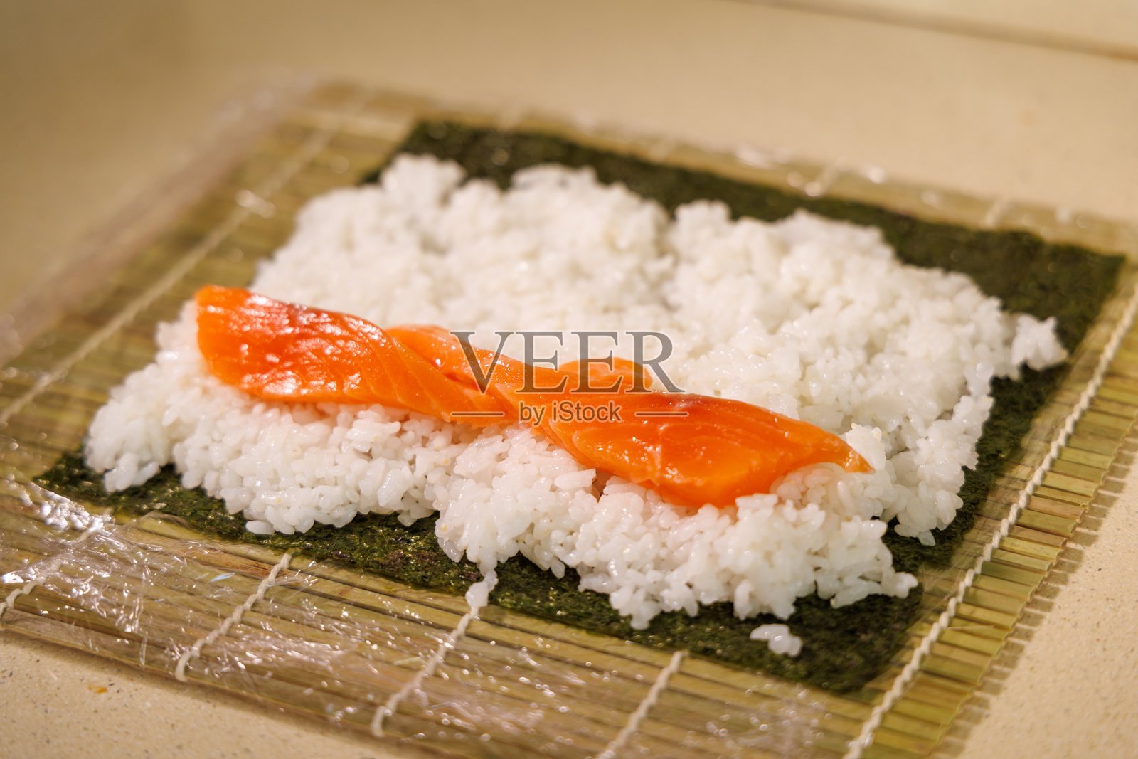 制作寿司：从竹帘准备到填充技巧的基本步骤照片摄影图片