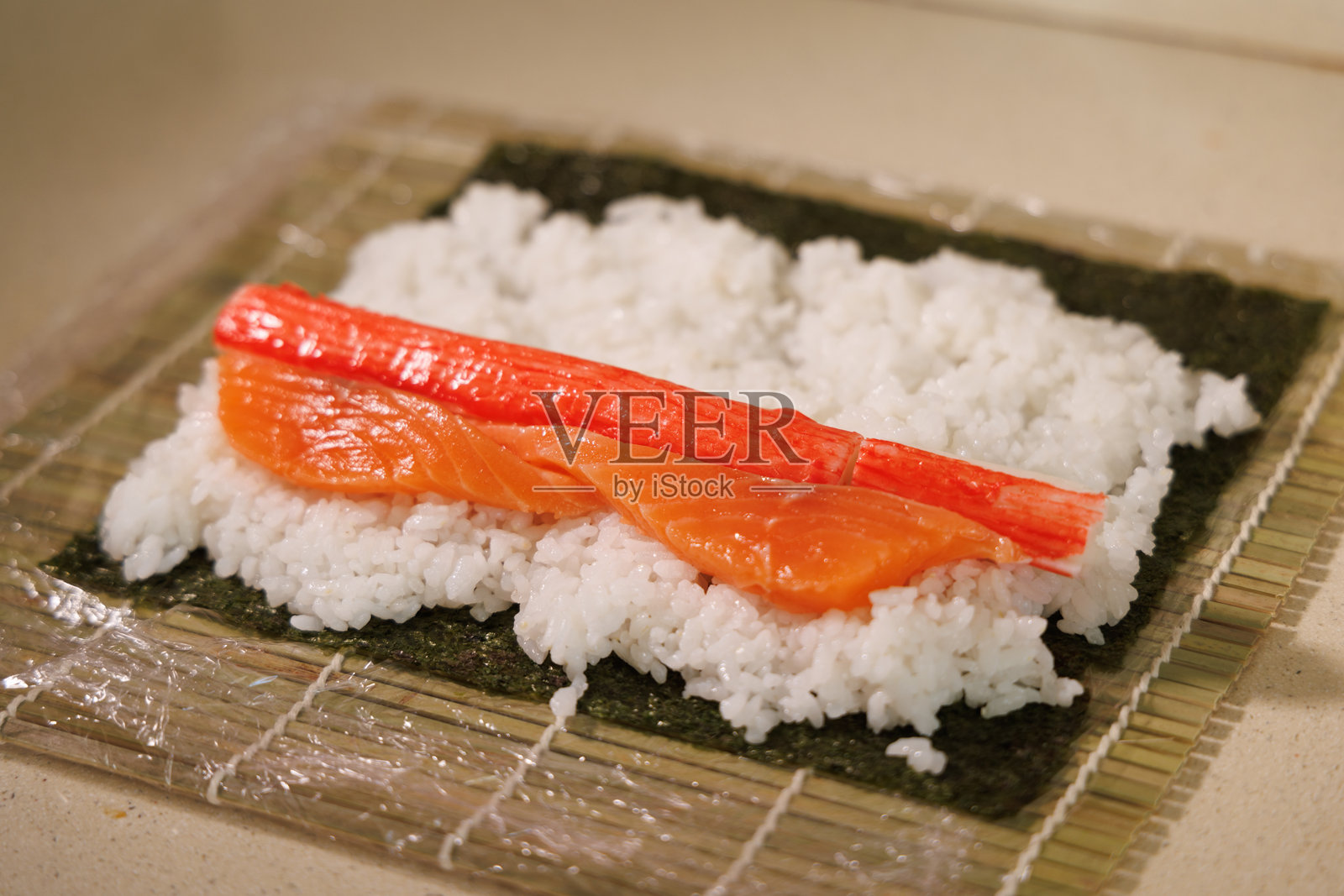 如何制作寿司：从竹帘到馅料的初学者步骤照片摄影图片