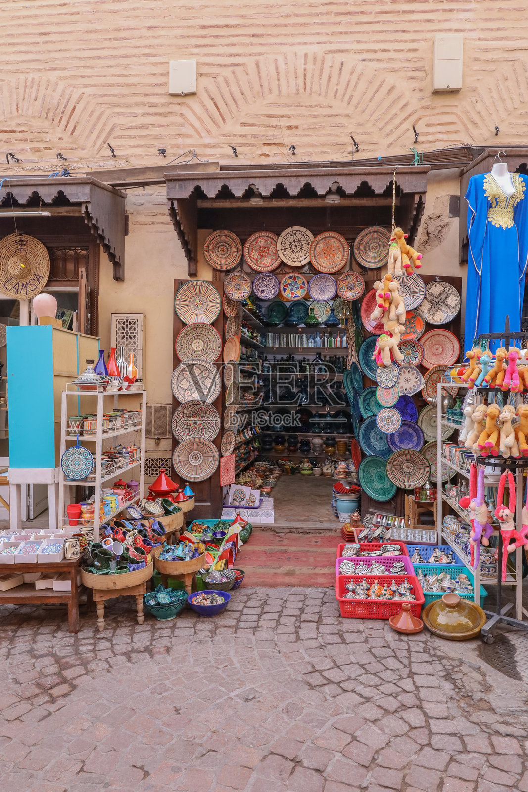 摩洛哥马拉喀什古老麦地那的生机勃勃、壮丽的古街和商店的风景。照片摄影图片