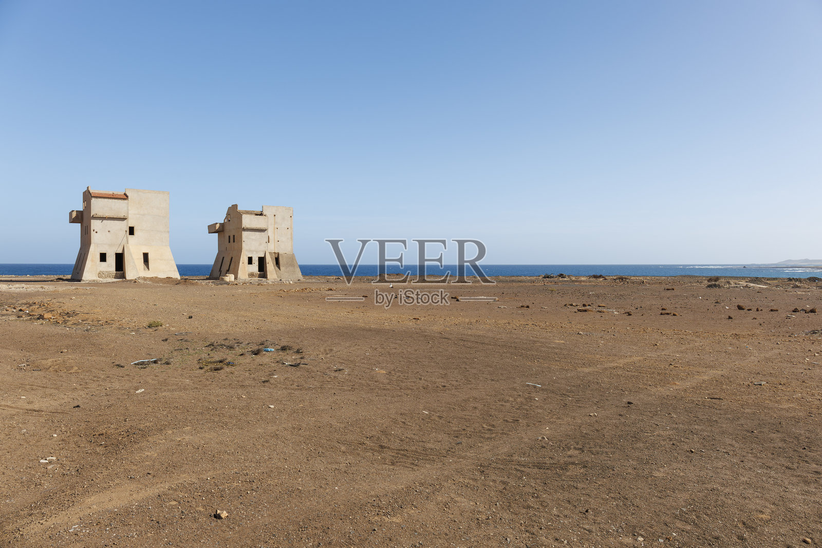 在萨尔岛沙漠景观中俯瞰海洋的废弃建筑照片摄影图片