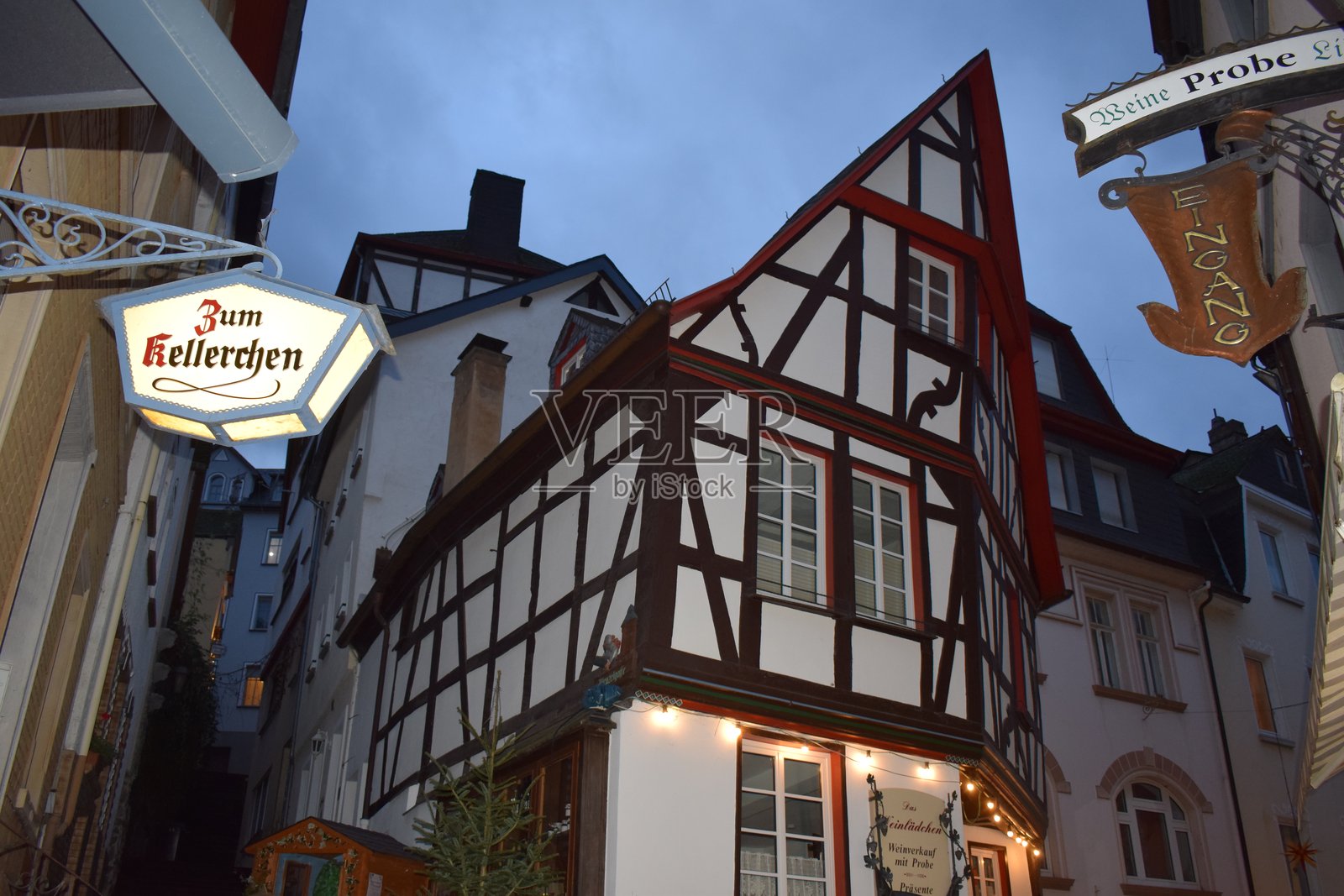 科赫姆古镇的圣诞装饰照片摄影图片