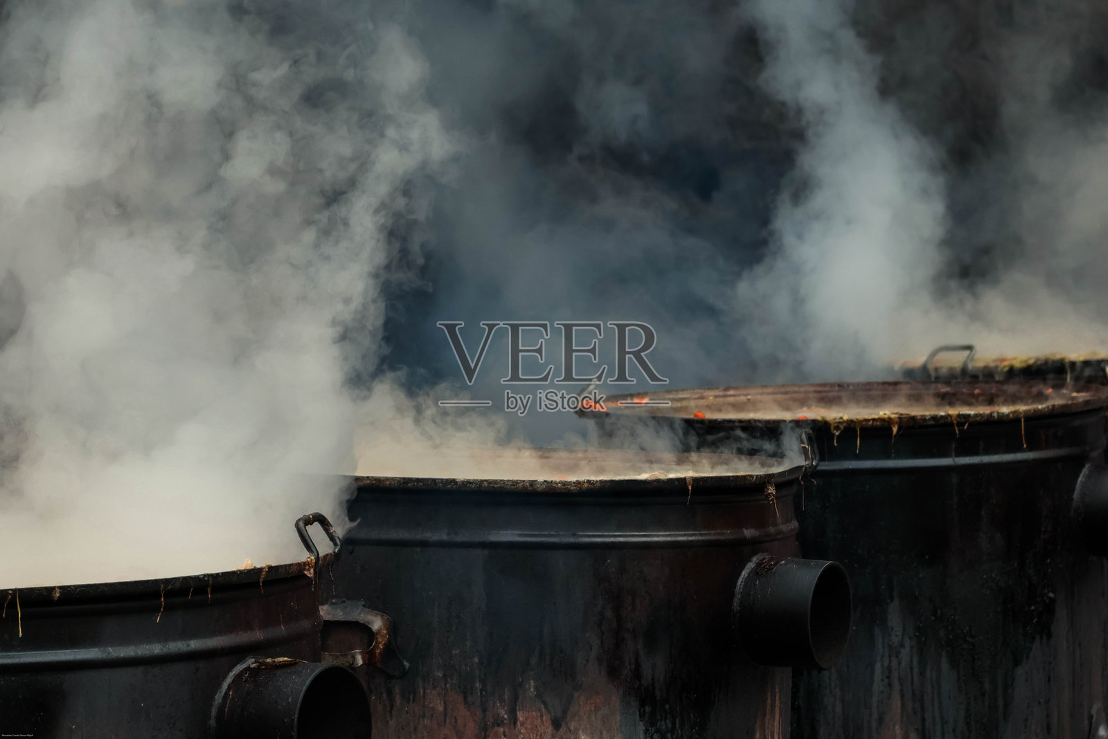 大型蒸汽腾腾的锅，营造出戏剧性和烟雾弥漫的场景。非常适合神秘、悬疑或工业主题。照片摄影图片