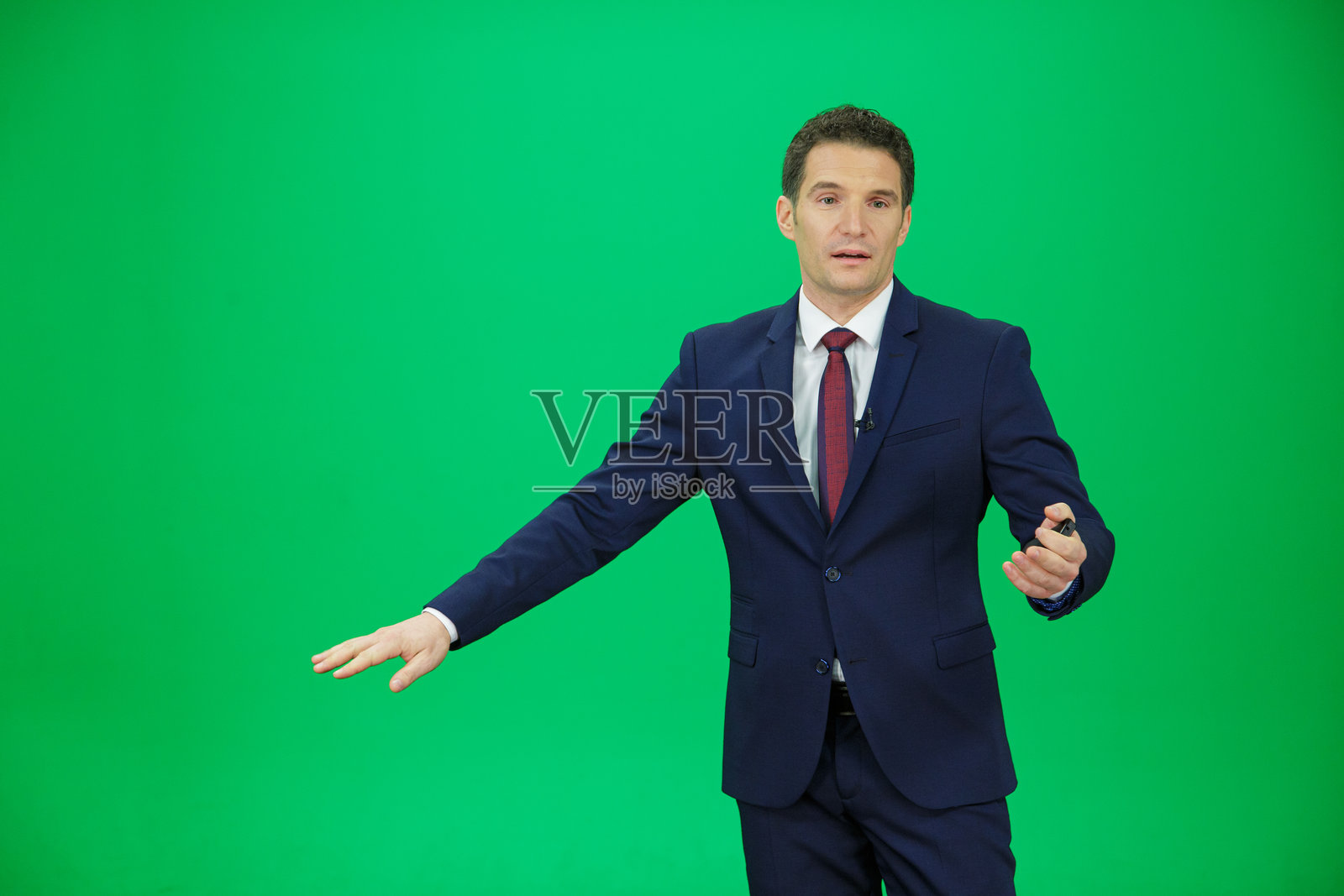 绿色背景上的天气预报员照片摄影图片