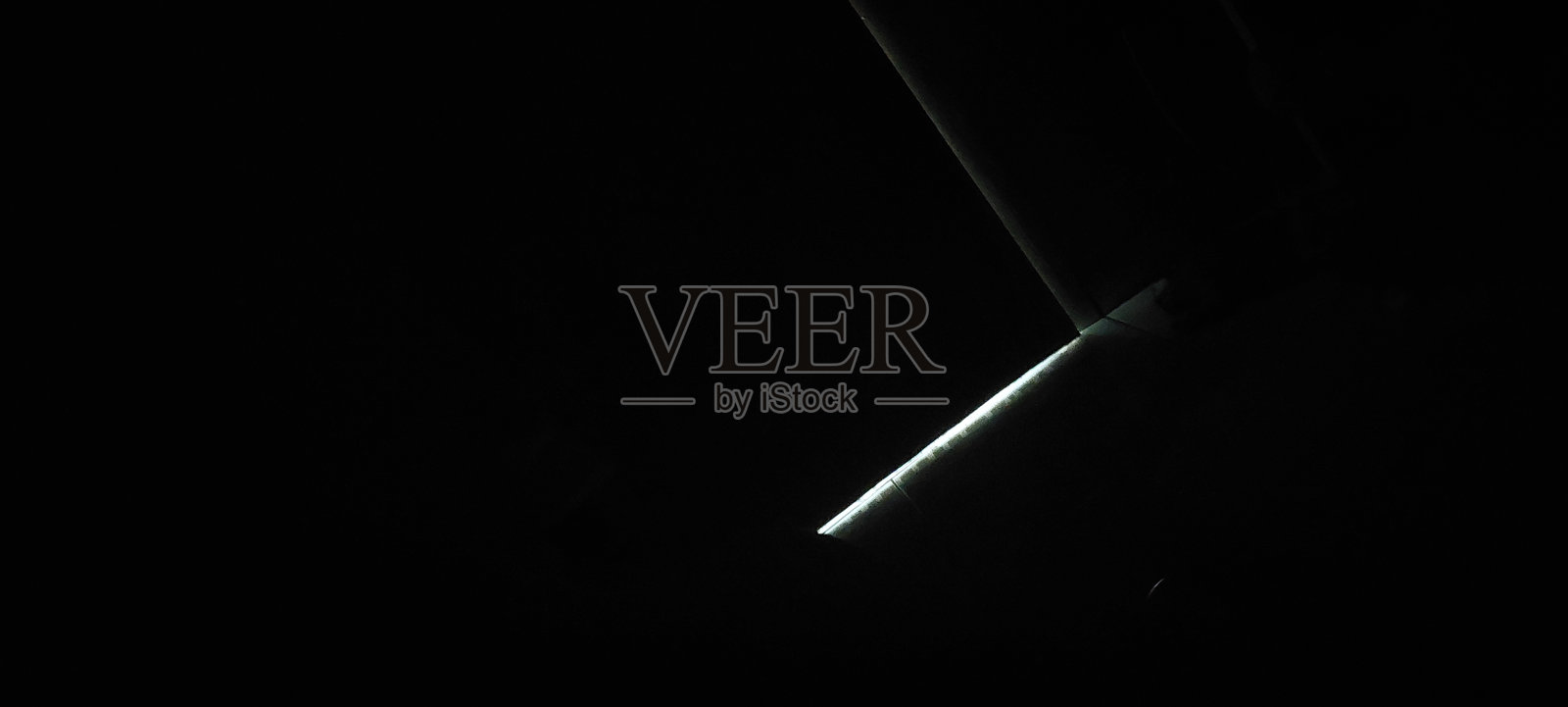 黑暗中的光。抽象背景。照片摄影图片