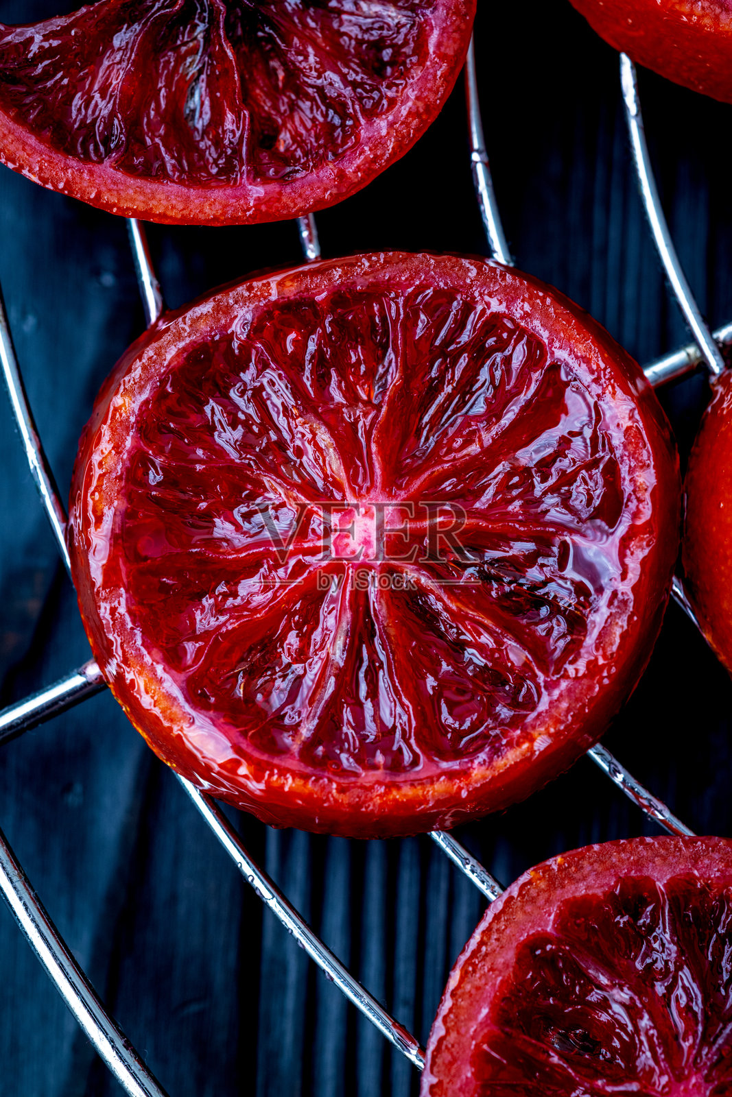 糖渍血橙片特写，准备制作橙皮糖照片摄影图片