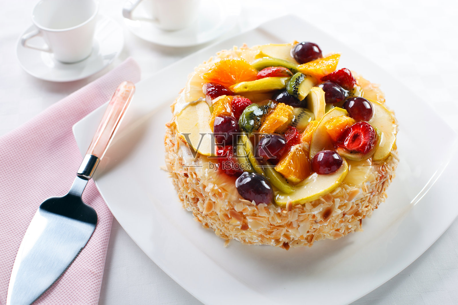 美味的混合水果蛋糕，配有杏仁片侧面涂层照片摄影图片