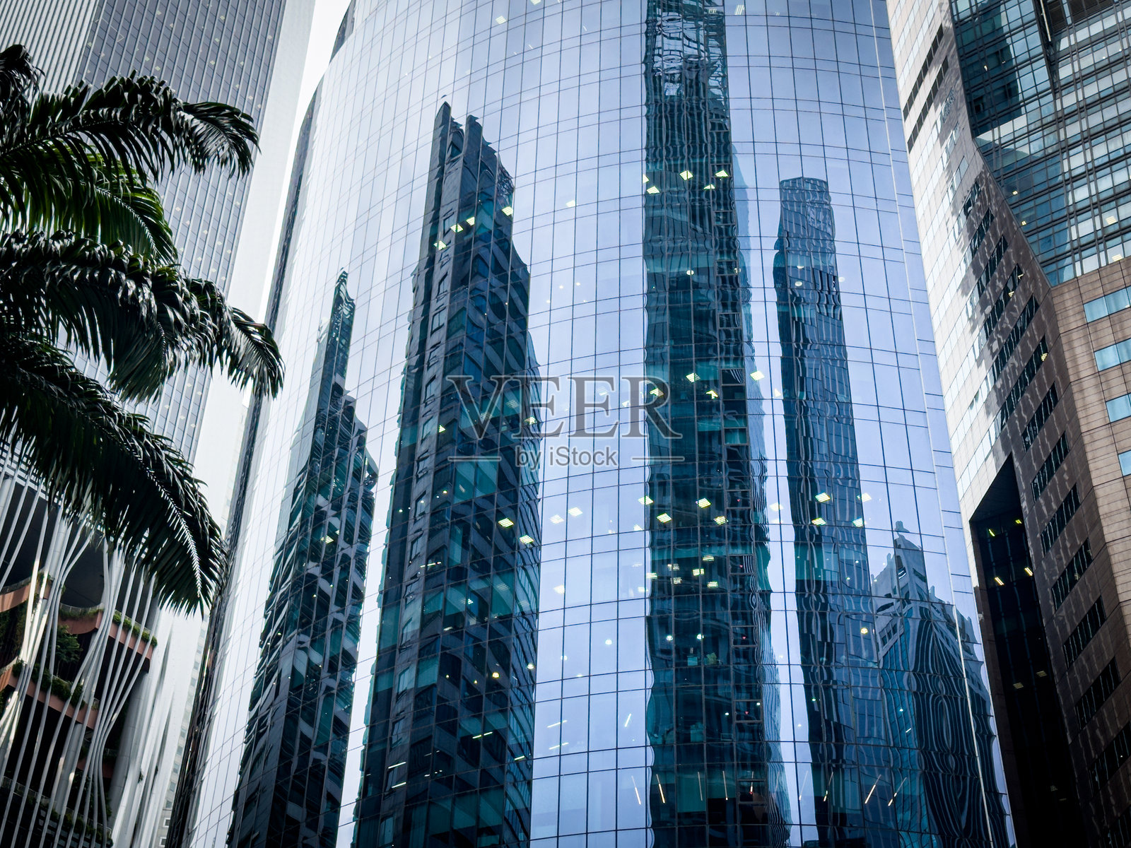 现代玻璃摩天大楼与城市倒影照片摄影图片