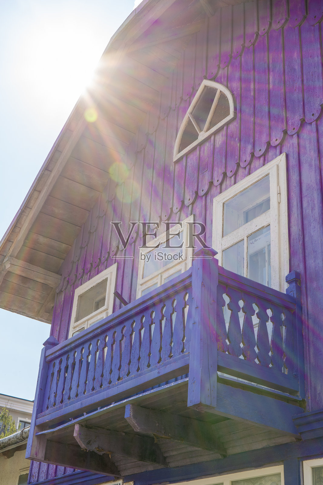 木屋的木质阳台。外立面。蓝色。照片摄影图片