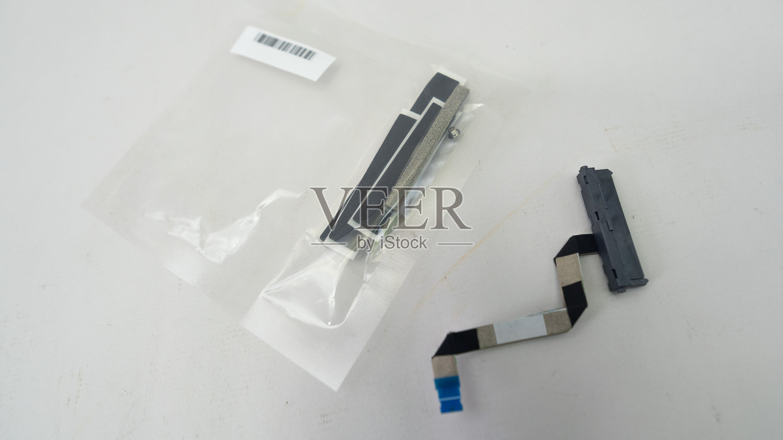 笔记本电脑中使用的计算机硬件部件 HDD 和 SSD照片摄影图片