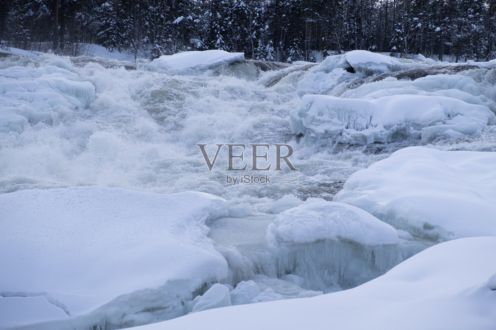 瑞典冬季的斯托尔福森瀑布照片摄影图片