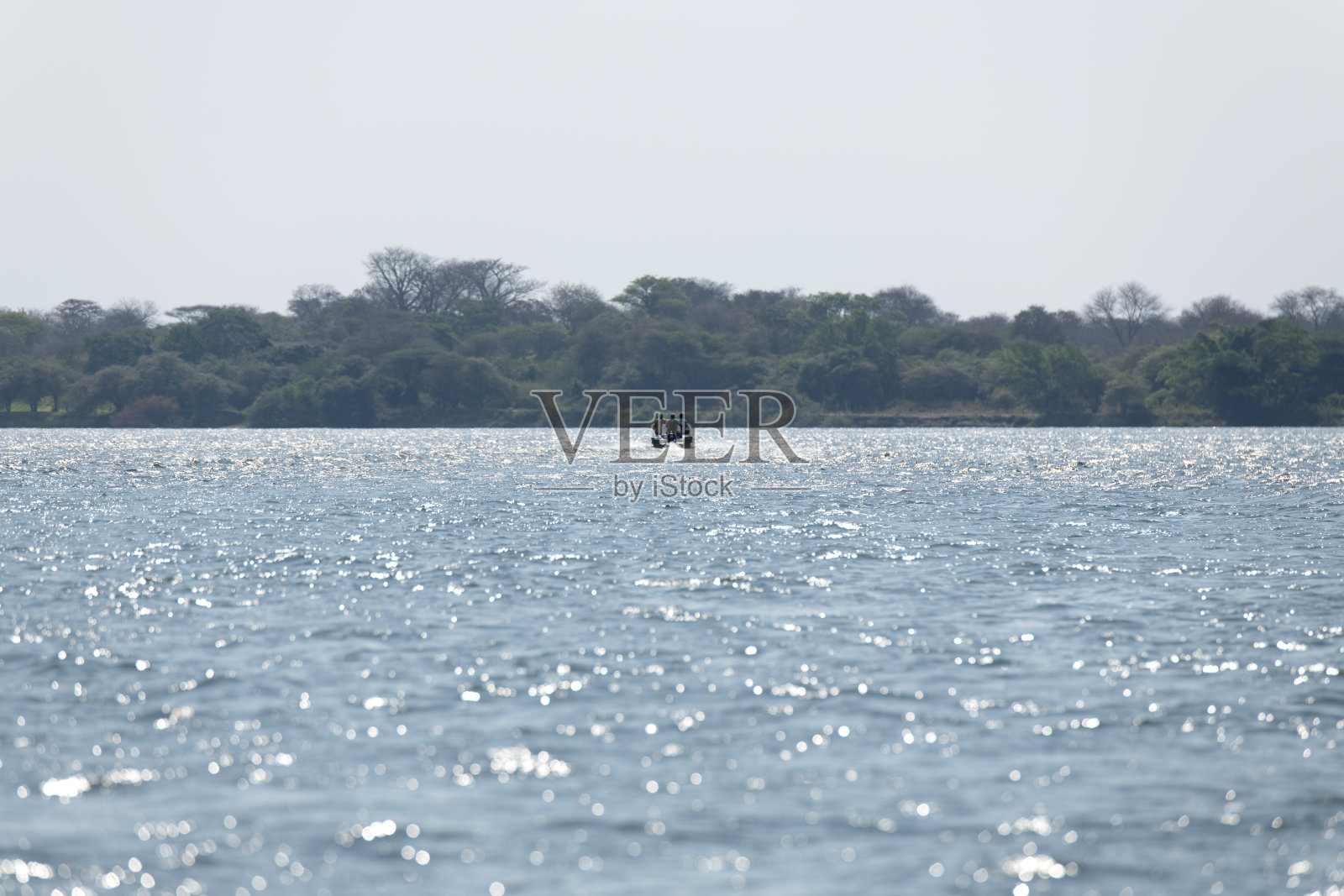 赞比西河上的渔船照片摄影图片