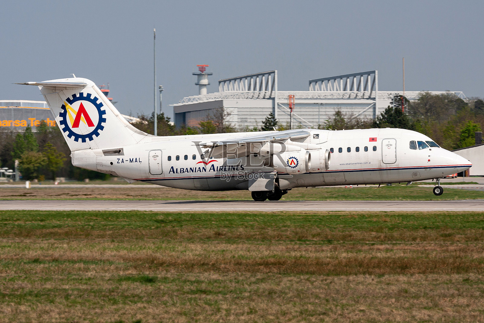 阿尔巴尼亚航空的英国宇航公司BAe 146-200，注册号ZA-MAL，在法兰克福机场18号跑道起飞滑行。照片摄影图片