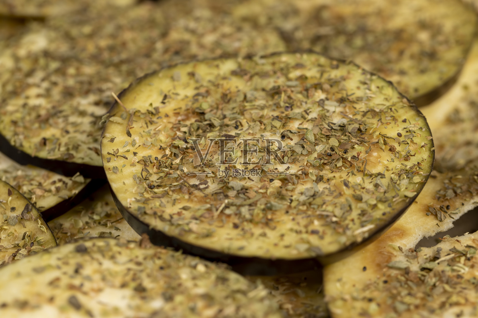 切片成熟茄子的果肉和种子照片摄影图片