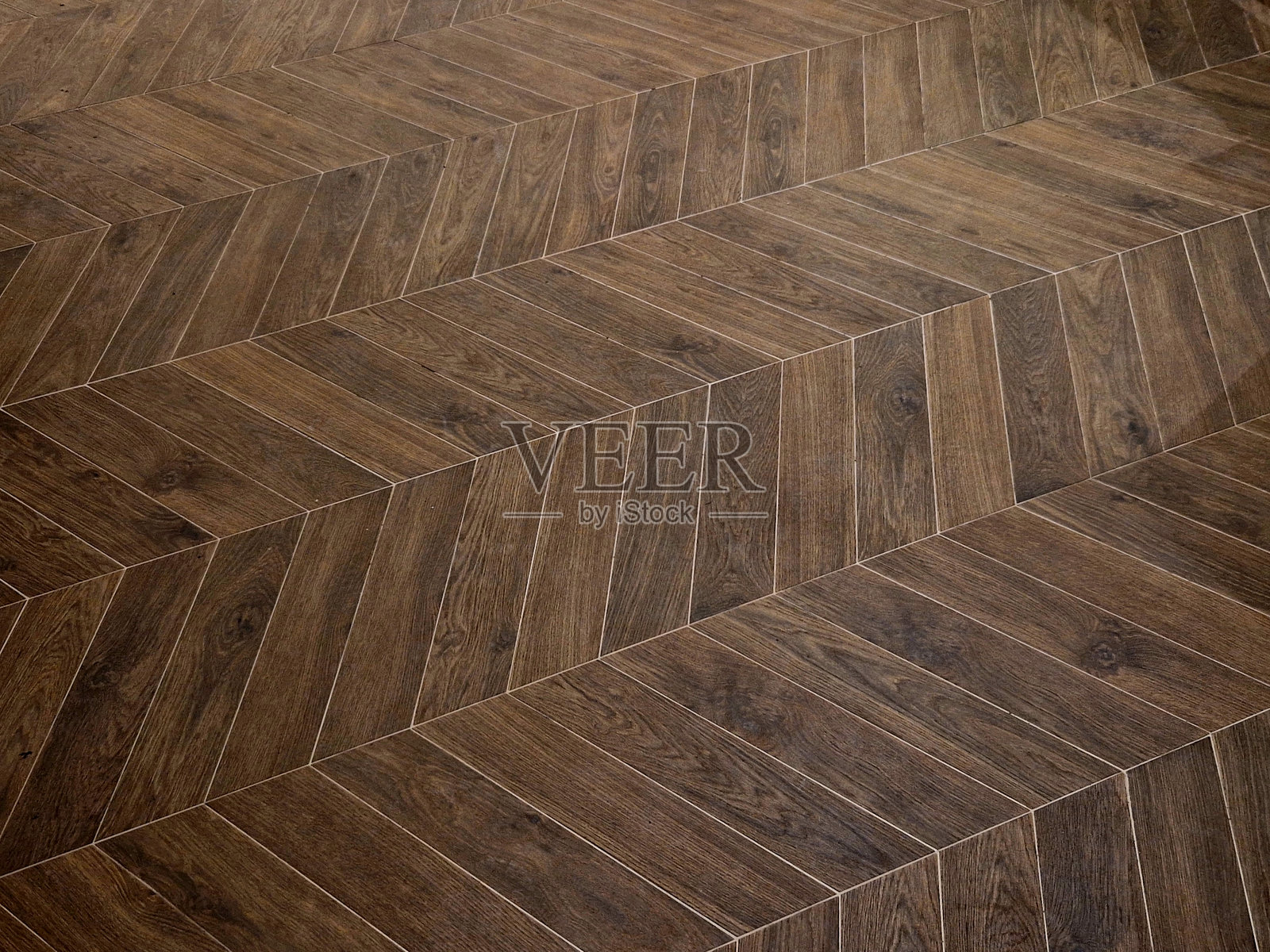 低矮的软垫座椅和扶手相对而坐，中间有一张天然木桌。铰链门设计使得服务员可以用脚或身体侧面打开，同时携带饮料。照片摄影图片