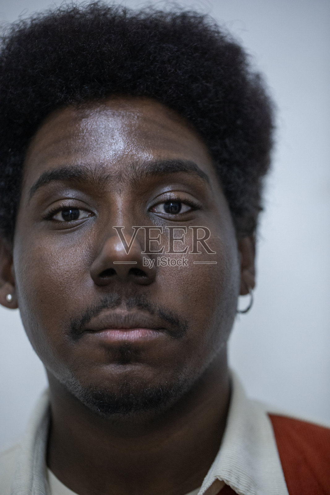 男人在特写镜头中做鬼脸照片摄影图片