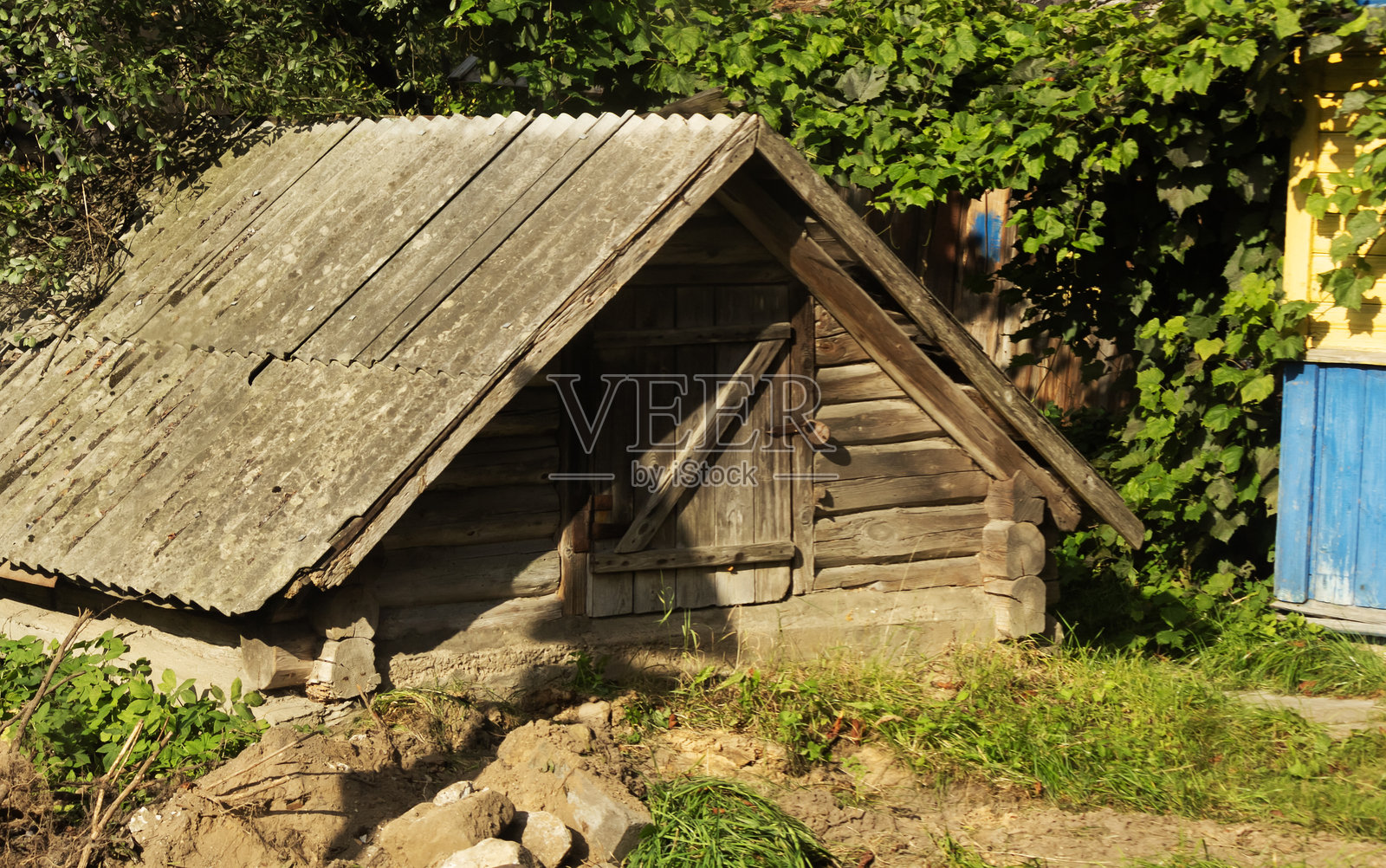 19世纪风格的酒窖，附属于村庄中的木屋照片摄影图片