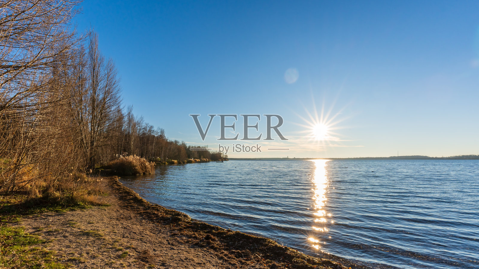 莱比锡的科斯普登湖在阳光明媚的日子里照片摄影图片