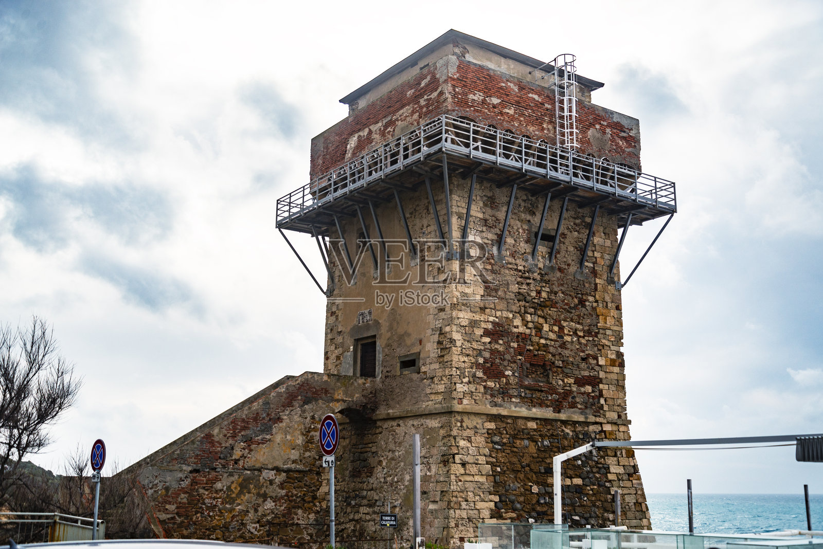 冬季意大利托斯卡纳的卡拉富里亚塔楼地标，坐落于悬崖岩石与海洋之间。照片摄影图片