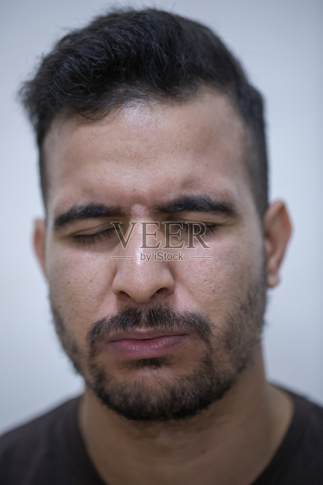 男人在特写镜头中做鬼脸照片摄影图片