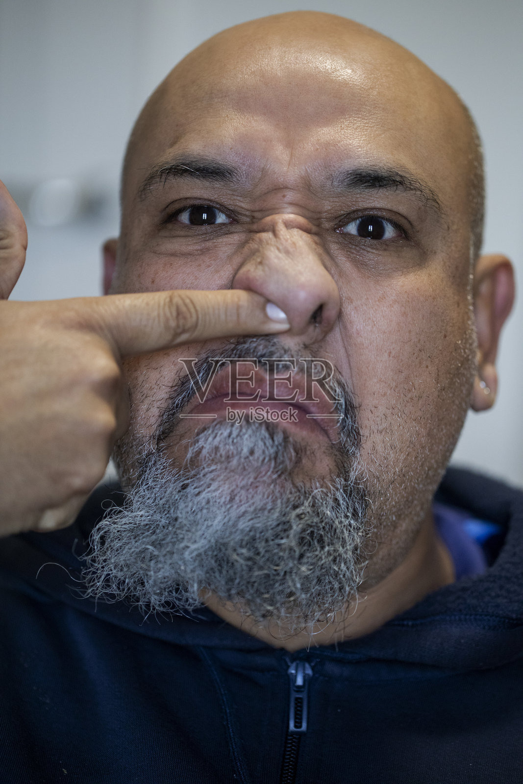 男人在特写镜头中做鬼脸照片摄影图片