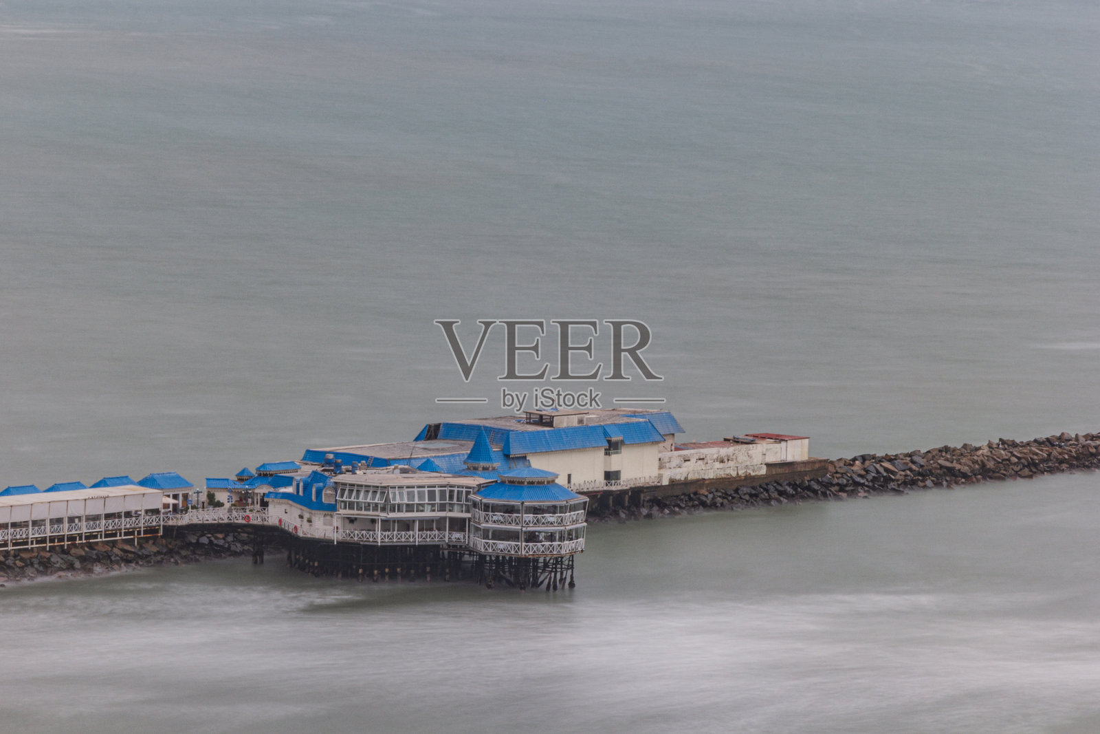 利马米拉弗洛雷斯区的罗萨诺蒂卡，阴天照片摄影图片