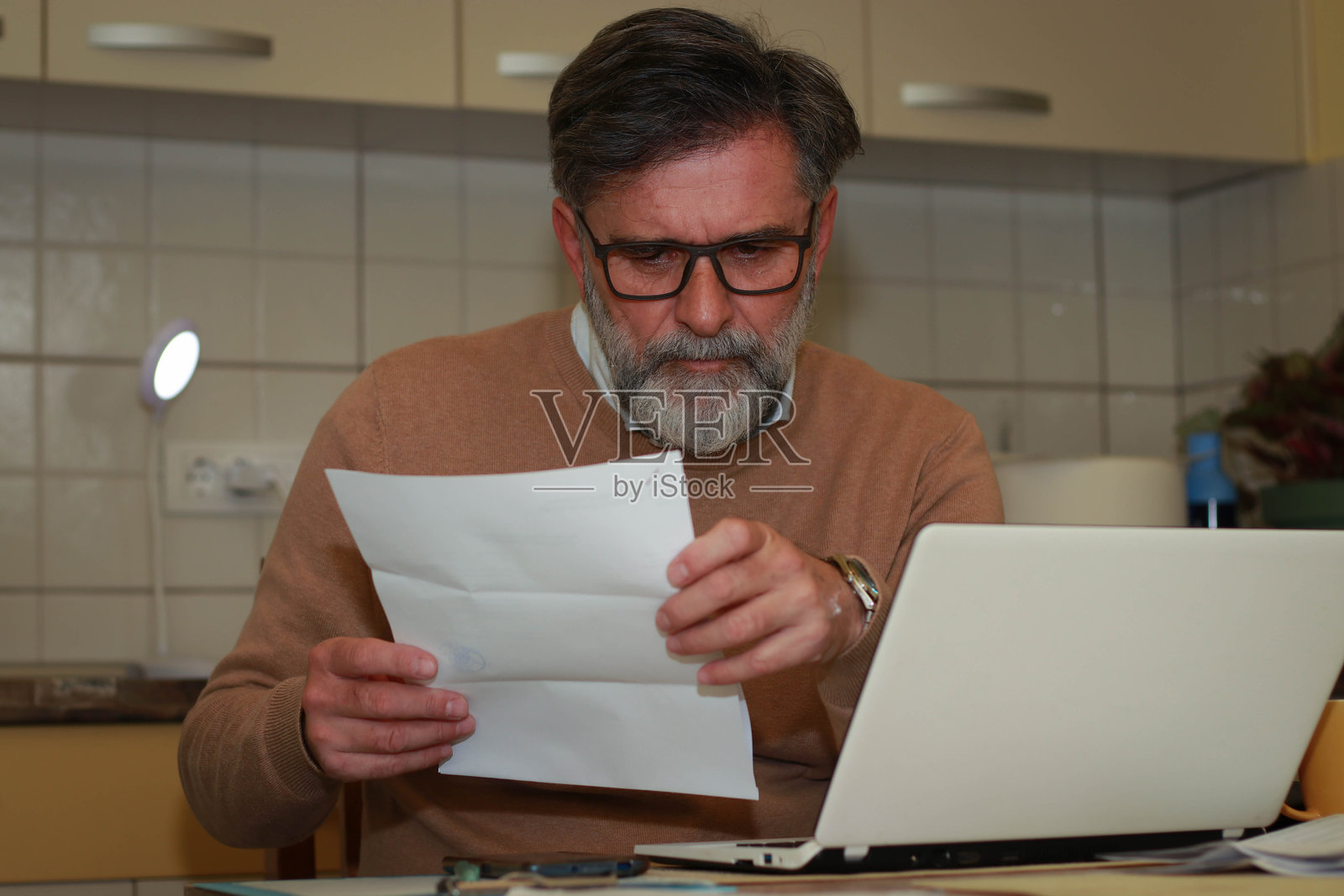 在家中在线支付账单的老年男性照片摄影图片