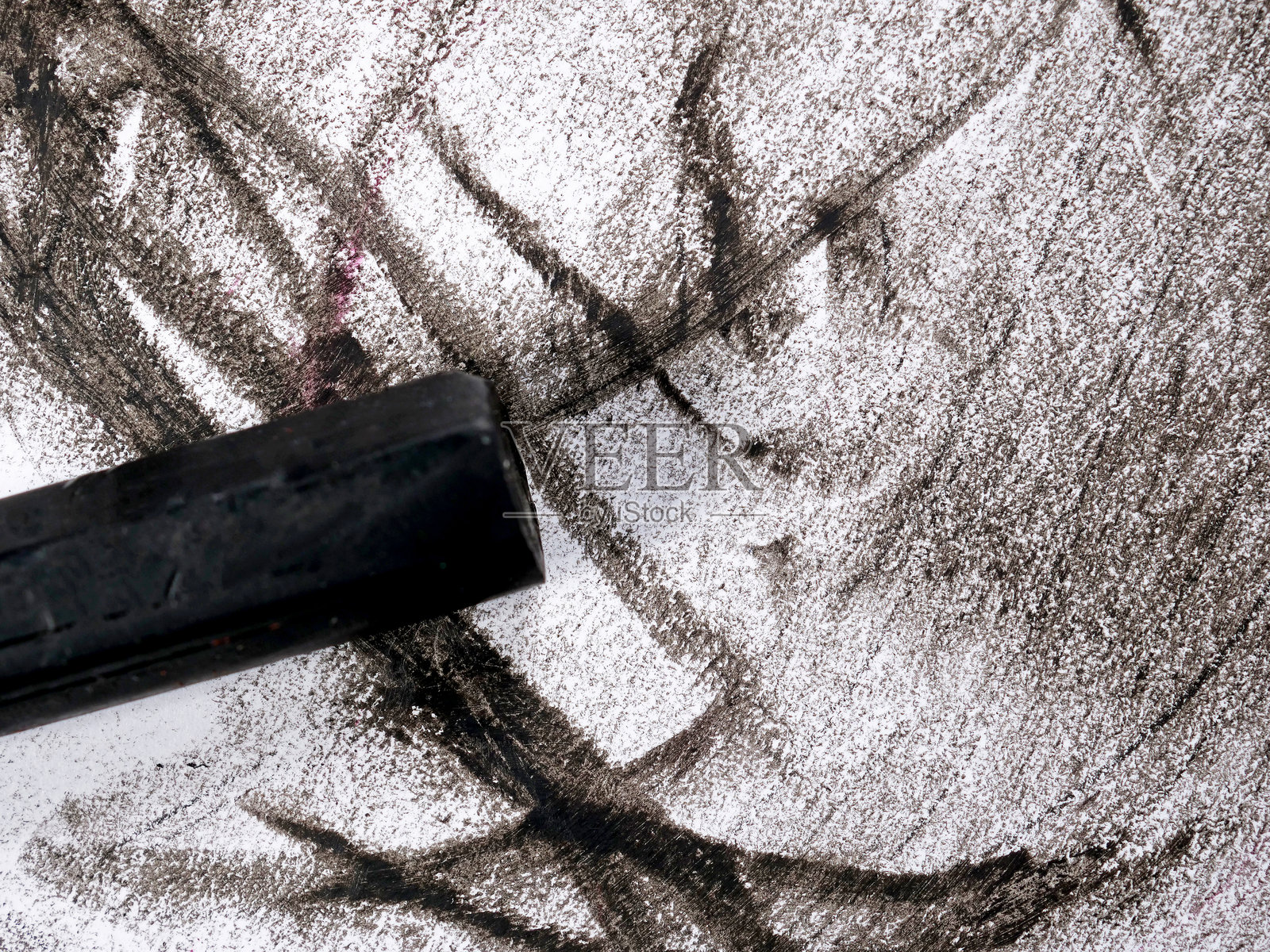 在黑白涂鸦纸背景上的破旧蜡笔照片摄影图片