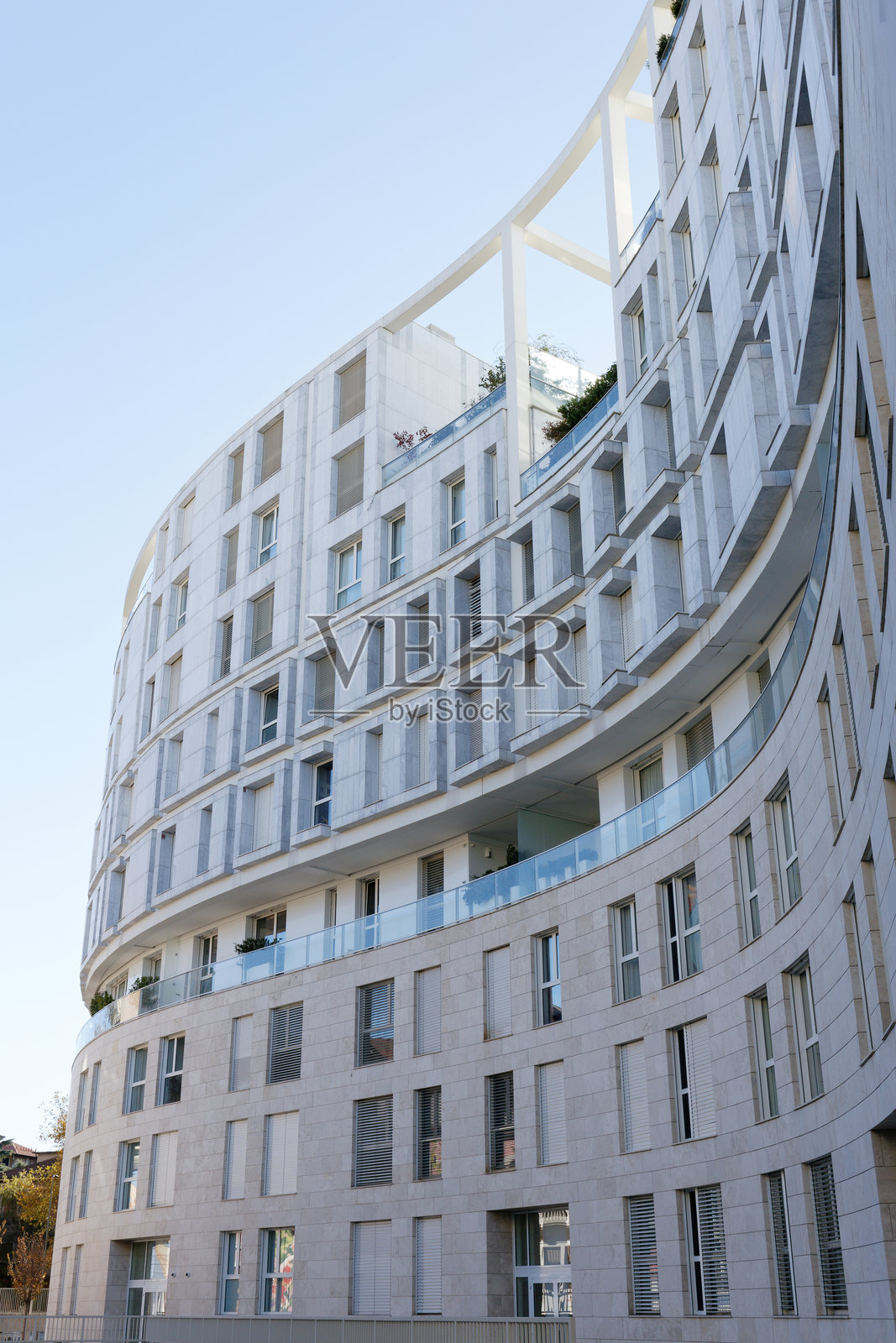 现代建筑的曲线造型在寒冷的阳光下照片摄影图片