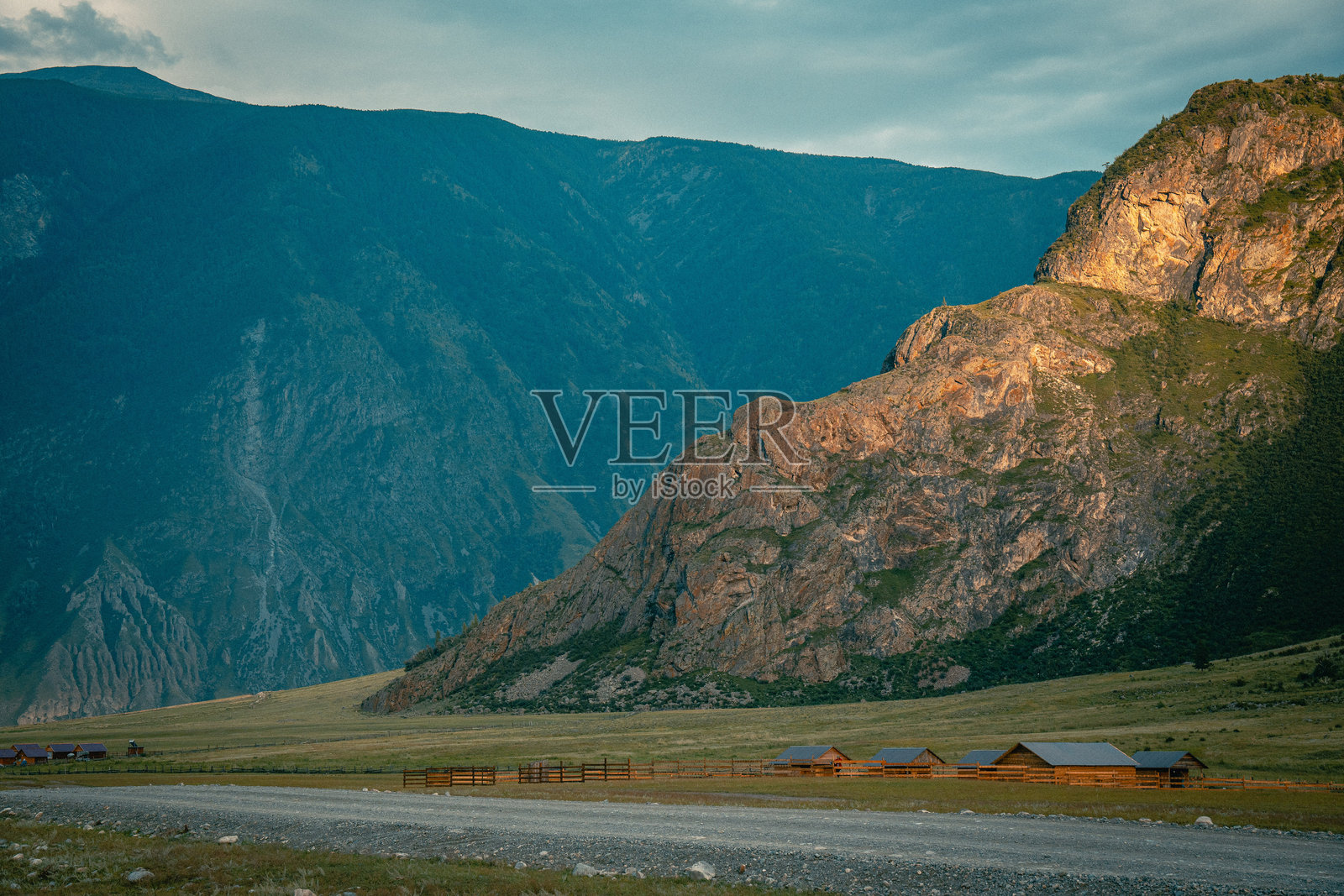 阿尔泰山脉美丽山谷的全景。阿尔泰山脉，北阿尔泰，俄罗斯戈尔尼阿尔泰共和国。照片摄影图片