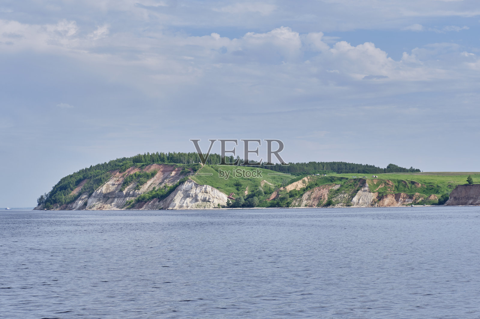 俄罗斯伏尔加河的风景如画的海岸悬崖，绿意盎然，河水宁静。照片摄影图片