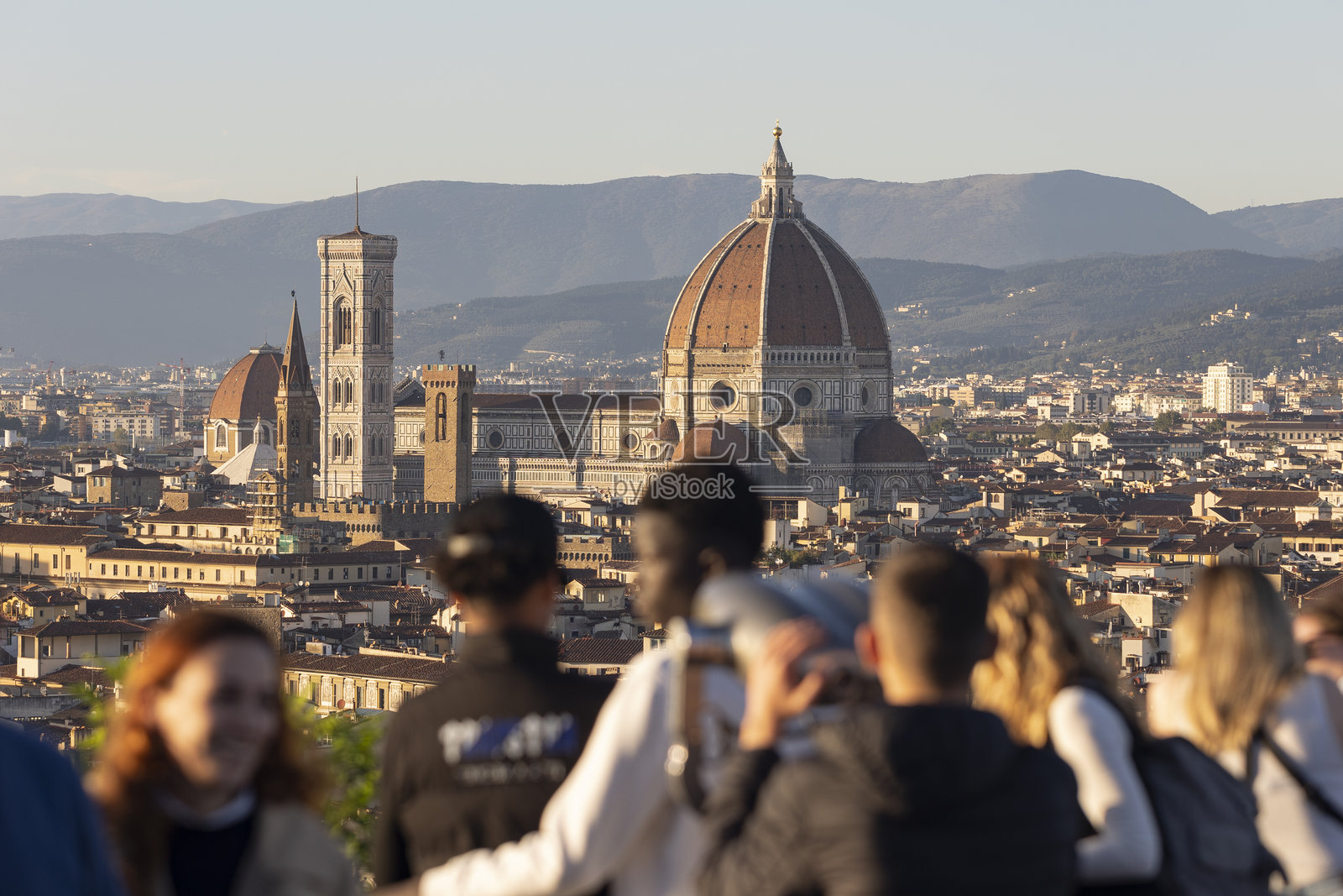 米开朗基罗广场俯瞰佛罗伦萨大教堂，前景有游客照片摄影图片