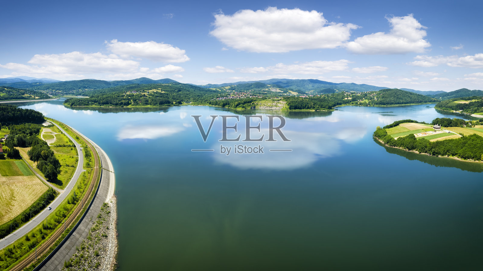 波兰的假期 - 沿着穆哈尔斯基湖通往扎科帕内的铁路和公路照片摄影图片