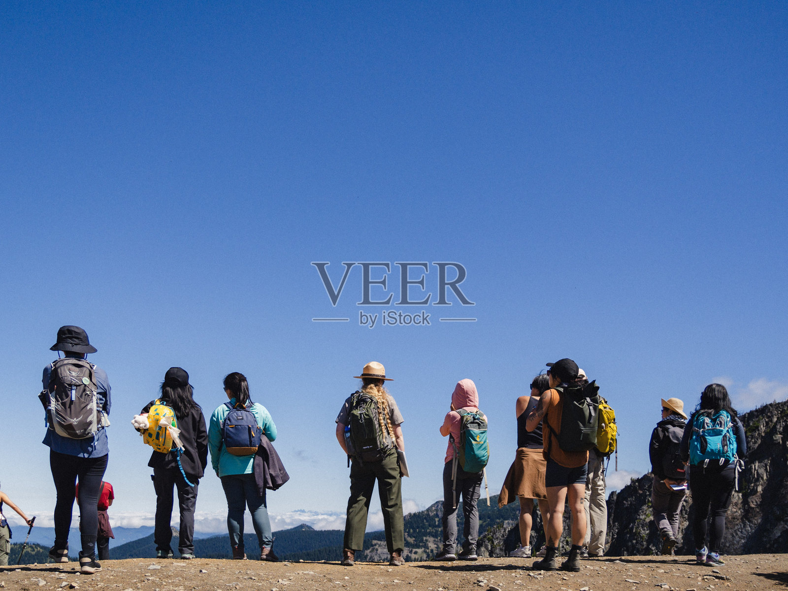 一群人在雷尼尔山国家公园的山脊上俯瞰风景照片摄影图片