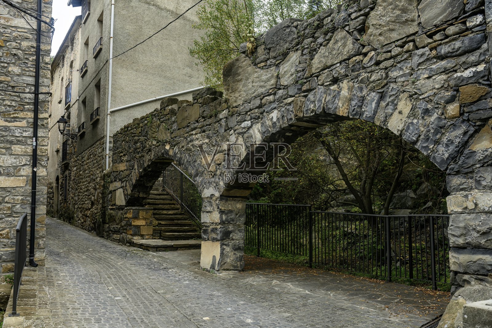 西班牙布罗托村的石拱门和楼梯照片摄影图片