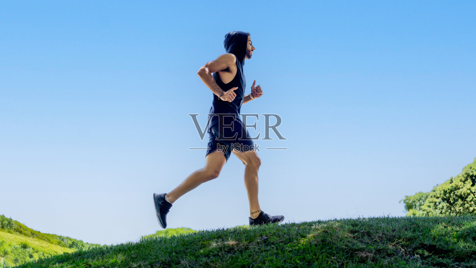 年轻男子在风景如画的公园中奔跑照片摄影图片