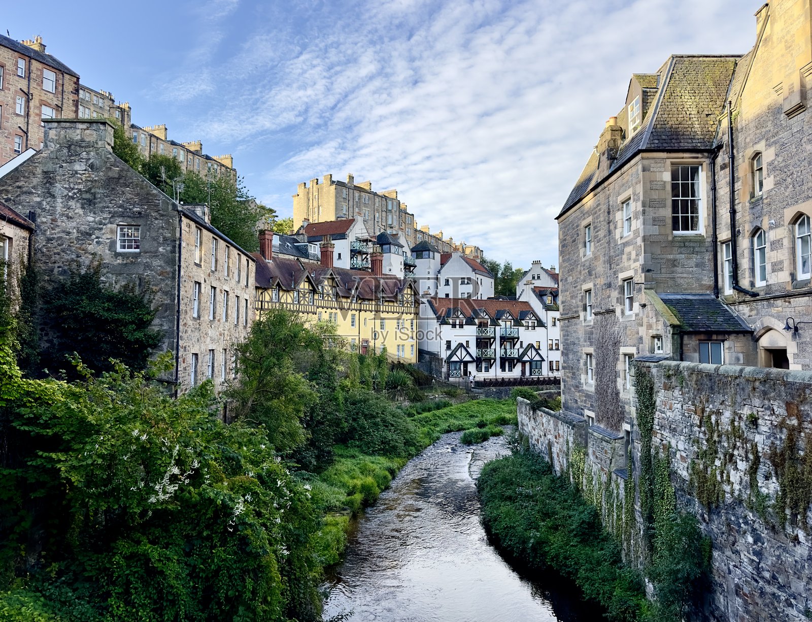 苏格兰洛锡安爱丁堡的利斯河畔迪恩村住宅社区。照片摄影图片