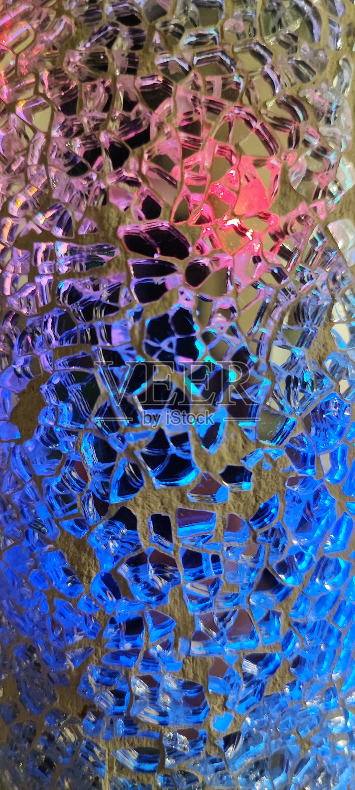 中等粉色、浅紫色和中等蓝色在反射表面上的组合照片摄影图片