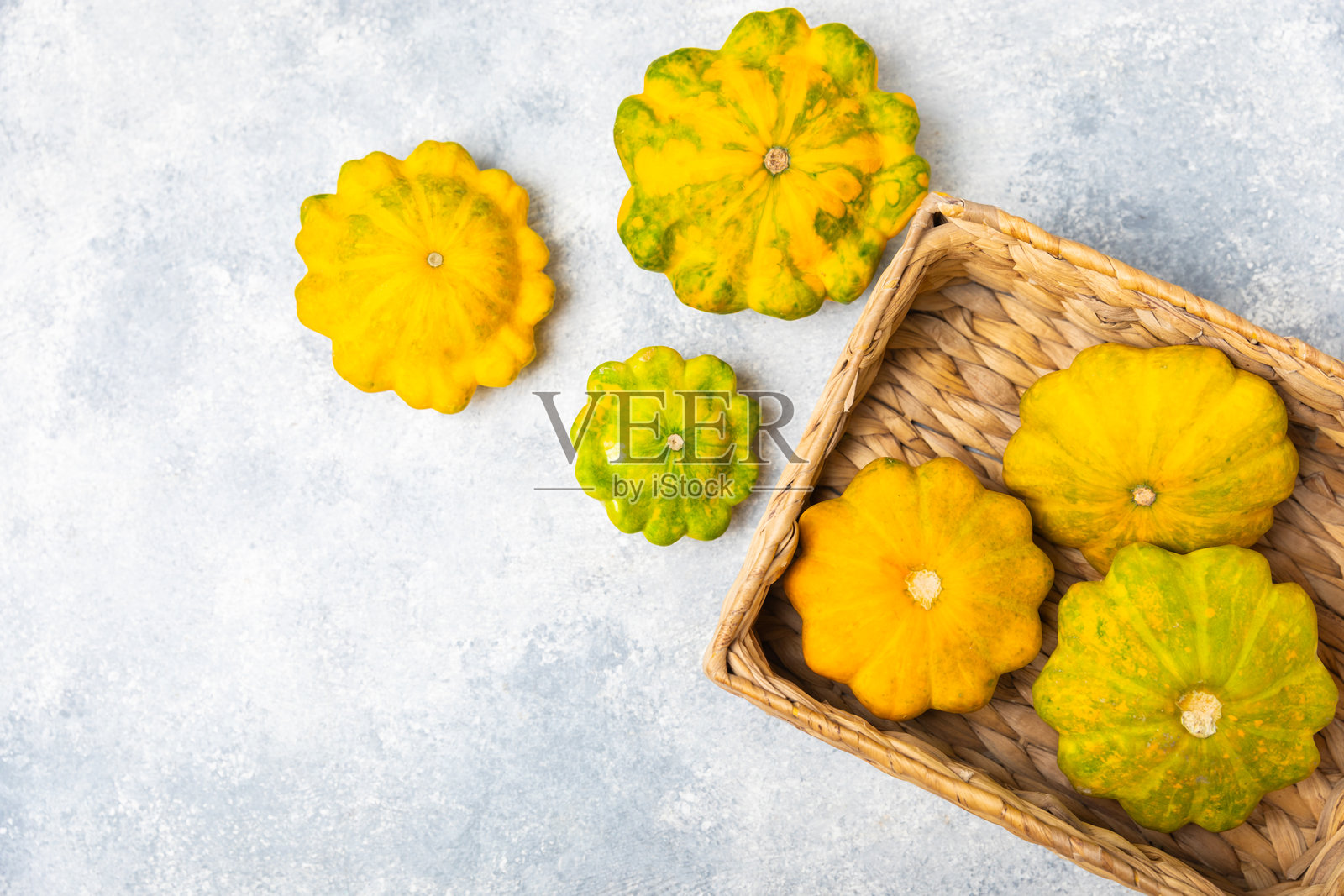 纹理厨房桌上的小圆南瓜。新鲜有机小圆南瓜在背景中。素食。农贸市场。帕蒂松。留白空间。照片摄影图片