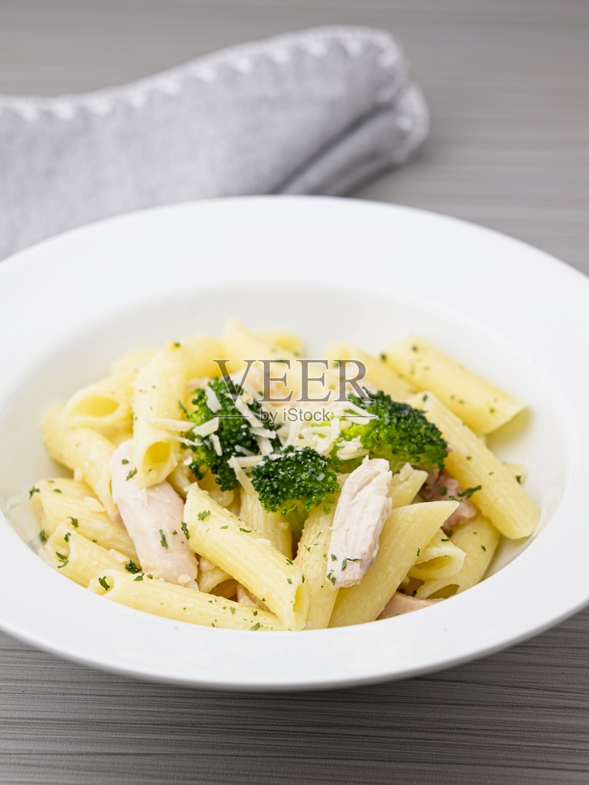 美味的笔管面油意大利面在碗中。照片摄影图片