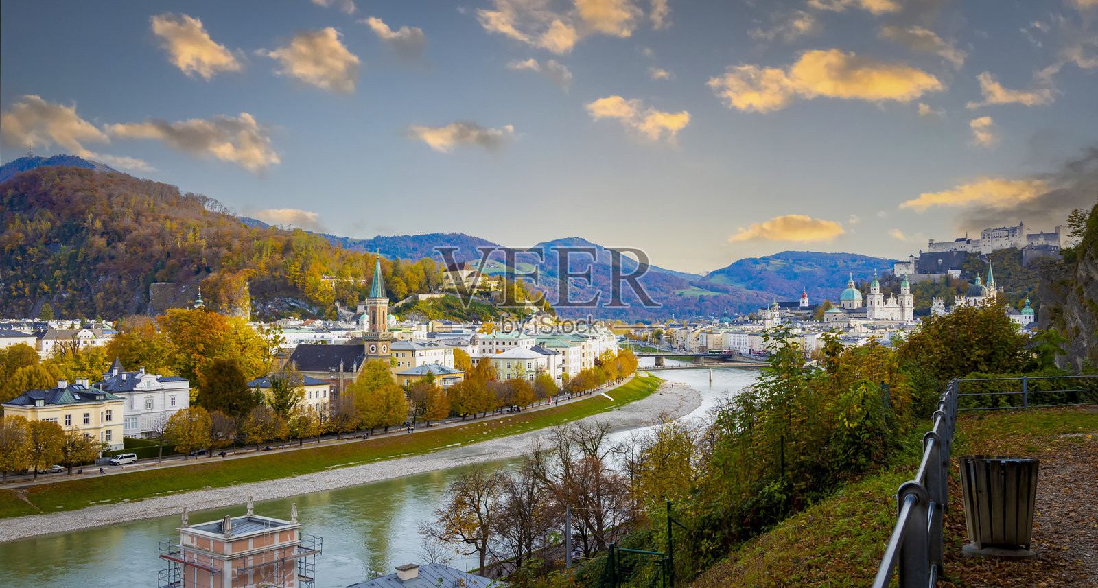 奥地利萨尔茨堡历史城市的秋季，萨尔察赫河在美丽的阳光天空下，秋天的色彩斑斓景象。照片摄影图片